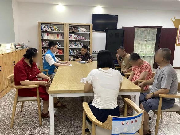 桌子上有许多椅子的人AI 生成的内容可能不正确。